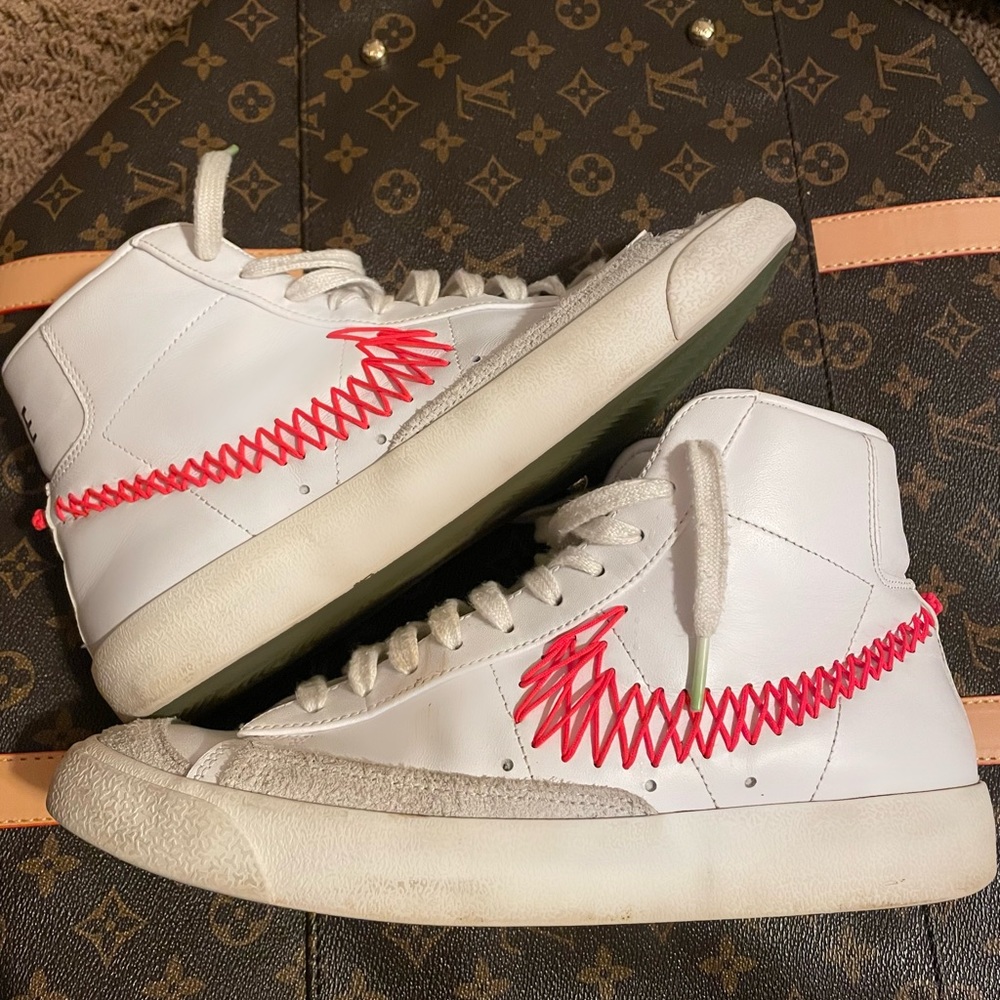 Nike blazer mid 77 vintage double zig zag stitched swoosh.